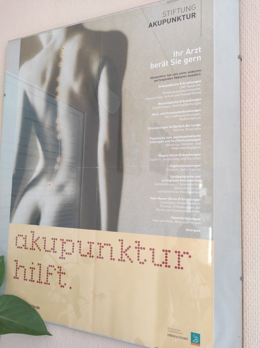 Plakat in deutscher Orthopädie-Praxis: 'Akupunktur hilft' mmmh, nee? 1,5h Warten, genug Zeit, sich im Wartezimmer umzusehen...  #akupunktur #quarkssciencecops