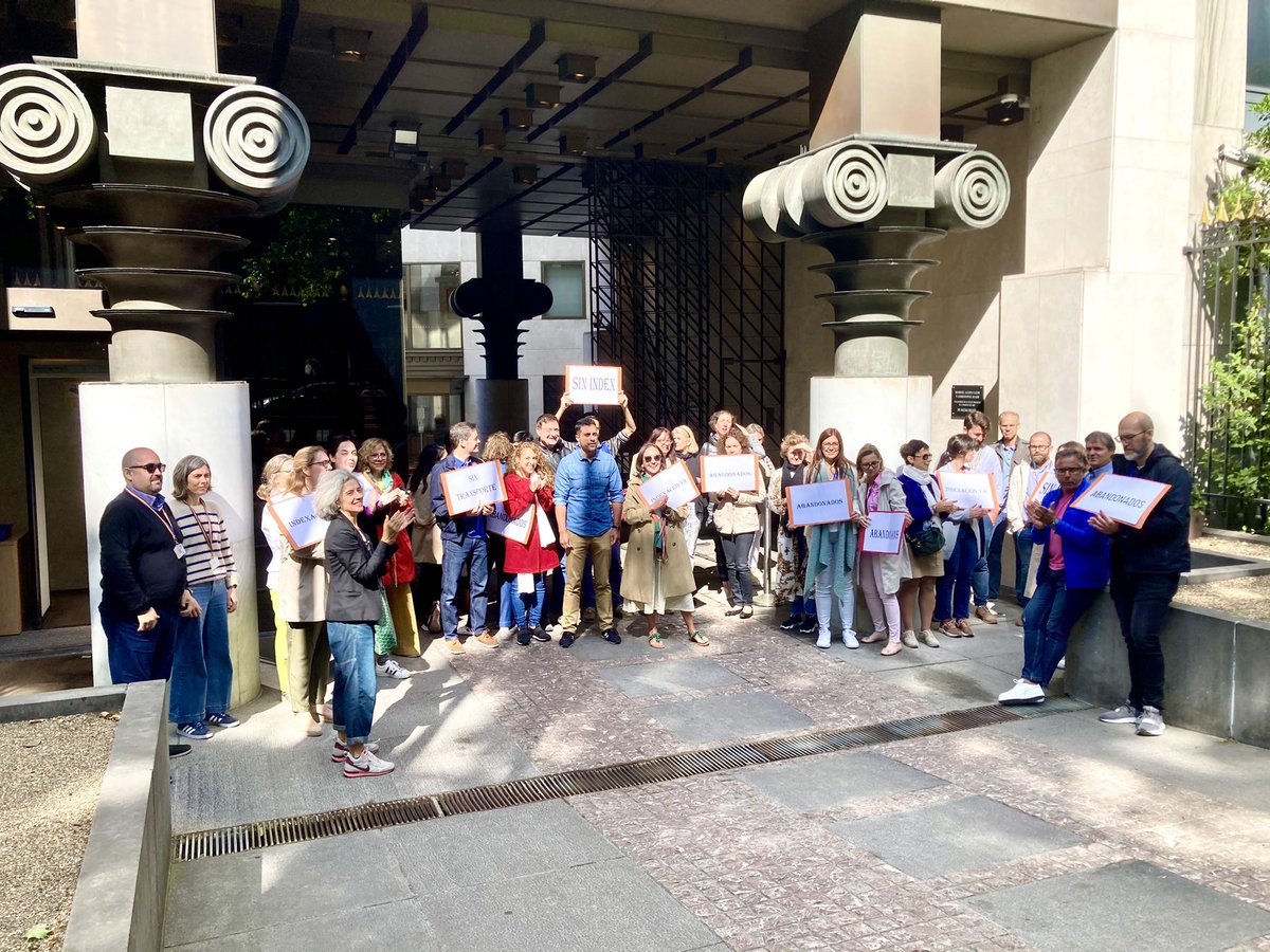 javipol87's tweet photo. Otro jueves más que las trabajadoras de exteriores de la #Reper nos movilizamos en Bruselas para reclamar la mejora de nuestras condiciones de trabajo y la actualización de nuestros salarios, que a pesar de la inflación llevan 13 años congelados #PLEX #Plexenlucha @MAECgob https://t.co/Qcsykc90oN