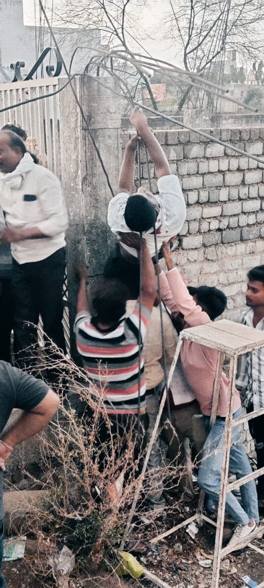 satyarajput321's tweet photo. इसके लिए कौन ज़िम्मेदार है ? एक बाद एक मौत हो रही है.सड़क में परिवार, क्या यही लोकतंत्र है ?@cgmgnregaunion @SANTLALNETAM5 @VAKKS_MP @narendramodi @BJP4India @JPNadda @BJP4CGState @INCIndia @TS_SinghDeo @Gururudrakumar @RChoubeyCG #MPWelcomesNaddaJi #ResignAjayMishra #AAP #Arvind https://t.co/YBWOFWh35u