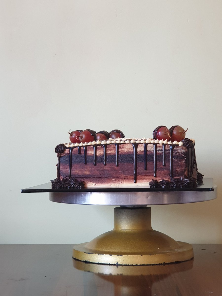 tiri_mafeng's tweet photo. Hey twitter Fam! It's your favourite Josbajer girl. I'll like to recreate this if you're interested slide into my DM. #josbaker #chocolatetopping #chocolatedrip # chocolate cake. https://t.co/5OkIinRcex