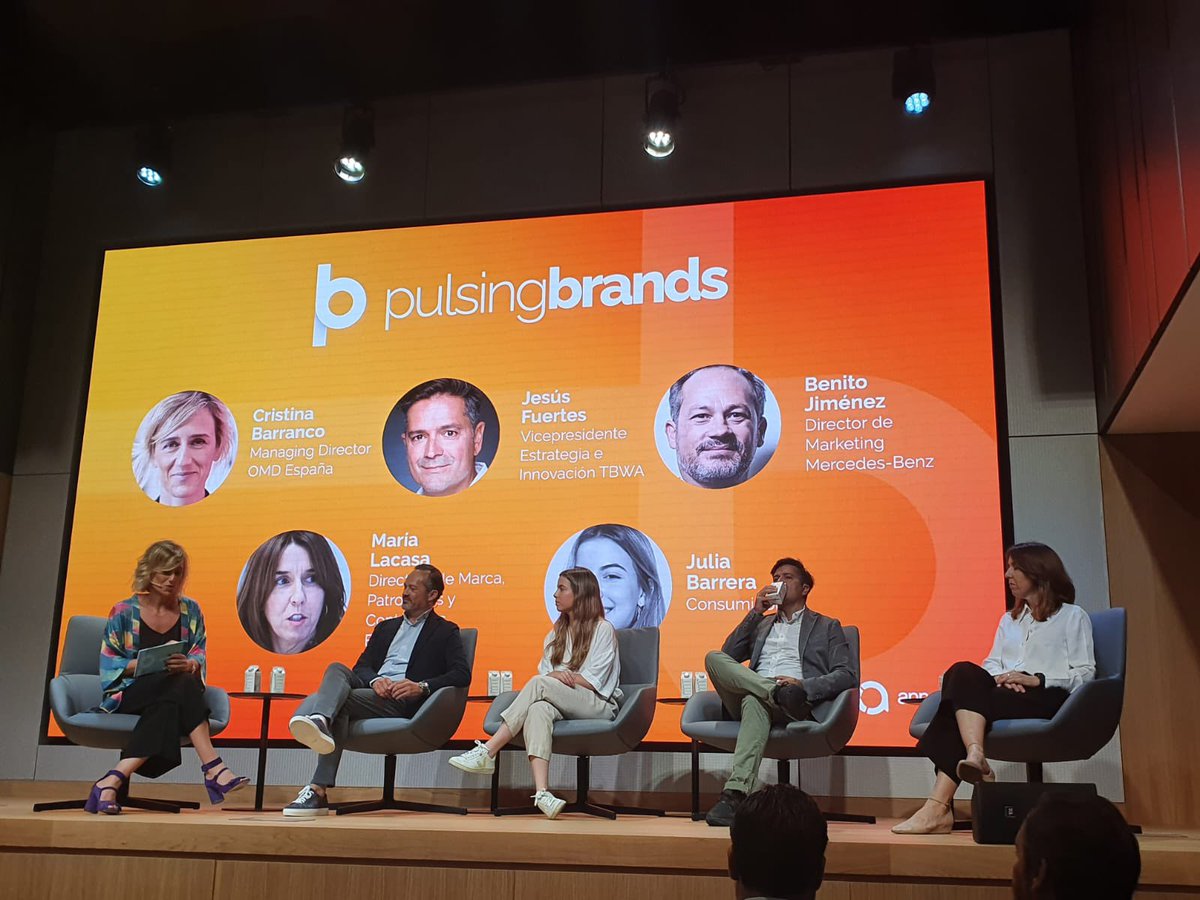 Comienza la mesa redonda moderada por Cristina Barranco, MD de <a href="/OMD_Spain/">OMD_Spain</a> y en la que participan Jesús Fuertes de <a href="/TBWA_es/">TBWA\ España</a> María Lacasa de <a href="/Endesa/">endesa</a> Benito Jiménez de <a href="/MBenzEspana/">Mercedes-Benz España</a> y Julia Barrera, para aportar su visión como consumidora #pulsingbrands