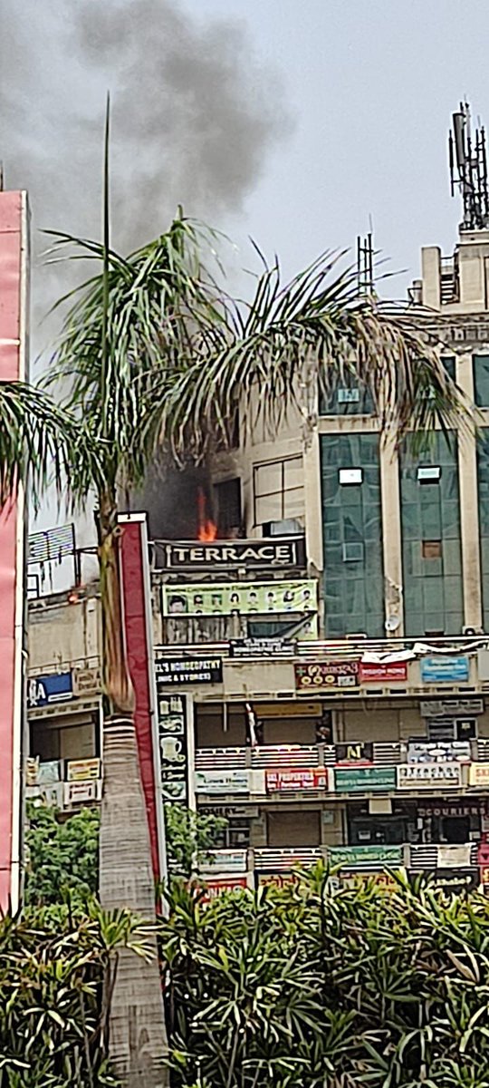 CrossingKiAwaaz's tweet photo. क्रोसिंग रिपब्लिक के पंचशील माल में आज अचानक आग लग गई।
सूत्रों के अनुसार आग पर काबू पा लिया गया है वरना कोई बड़ी घटना भी हो सकती थी।
ऐसे घटनाएं बताती है कि क्रोसिंग रिपब्लिक में फायर स्टेशन होना कितना जरूरी है जो टाउनशिप बनने के 10 वर्ष बीत जाने के बाद भी नही बना है।
@gdagzb https://t.co/eOho9GrMyy