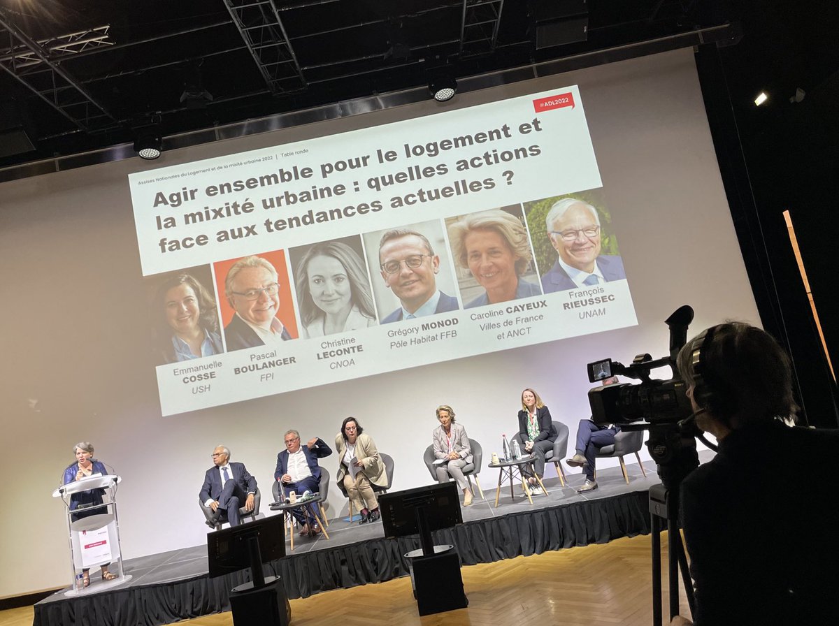 dantecf's tweet photo. Première table ronde très intéressante aux #ADL2022 sur les défis du logement vs crise des matériaux, énergie, coût du logement et enjeux climatiques. https://t.co/M0bZ23uJZb