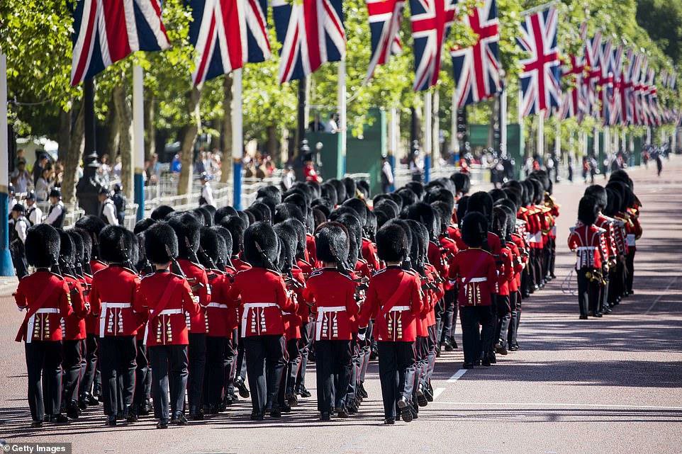 UKinVietnam's tweet photo. [LIVE] Trooping the Colour 🇬🇧👑

People across the UK and around the world are heading to Buckingham Palace, where Trooping the Colour is taking place to celebrate Her Majesty The Queen's 96th birthday and Platinum Jubilee. 

👉 Watch live: https://t.co/Gi9aDPUqpc https://t.co/zSvohSmPqd