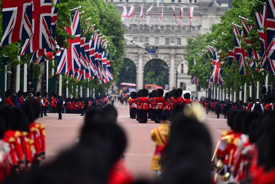 UKinVietnam's tweet photo. [LIVE] Trooping the Colour 🇬🇧👑

People across the UK and around the world are heading to Buckingham Palace, where Trooping the Colour is taking place to celebrate Her Majesty The Queen's 96th birthday and Platinum Jubilee. 

👉 Watch live: https://t.co/Gi9aDPUqpc https://t.co/zSvohSmPqd