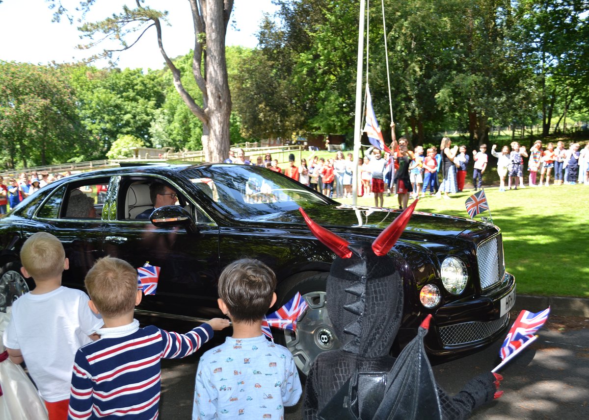 StEdsPrePrep's tweet image. We had a fantastic time celebrating the Queen’s Platinum #Jubilee on the last day of the half-term. A delicious outdoor picnic, along with a range of games and activities, and a visit from a very special guest ensured that a fantastic time was had by all! ow.ly/gmYb50JnHZ7