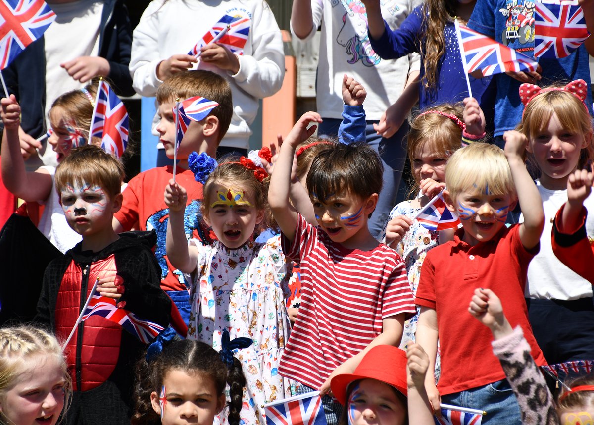 StEdsPrePrep's tweet image. We had a fantastic time celebrating the Queen’s Platinum #Jubilee on the last day of the half-term. A delicious outdoor picnic, along with a range of games and activities, and a visit from a very special guest ensured that a fantastic time was had by all! ow.ly/gmYb50JnHZ7