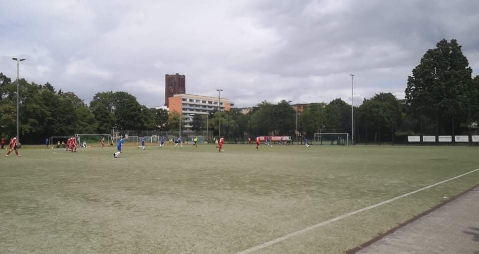 MOSD22's tweet photo. @EmilioElPez Polar Pinguin Berlin - VfB Hermsdorf (0-5) 
Pas le même style de groundhopping, mais les mêmes cadeaux du football https://t.co/74kvEAydL1