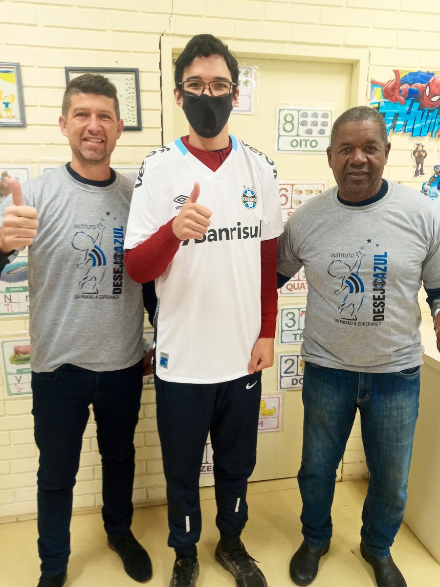 Yan César estuda na Escola Paulo de Nadal. Tem nome de craque. E é um craque! Simpático, inteligente , querido e gremista. Yan César ganhou a camiseta oficial do <a href="/gremio/">Grêmio FBPA</a> dos voluntarios <a href="/edson_bw/">Edson Berwanger</a> e Edgar Damiäo.