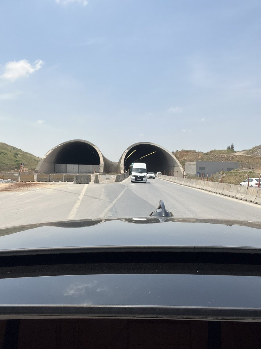 stevedabitcoin's tweet photo. Havaalanına giderken böyle bi tünelden geçtim.
Üstünde tepe, dağ falan da yok.
Neden Tünel olarak yapılmış? 
Dikkatimi çekti, merakımdan soruyorum bilen var mı? https://t.co/P4XFewmmXv