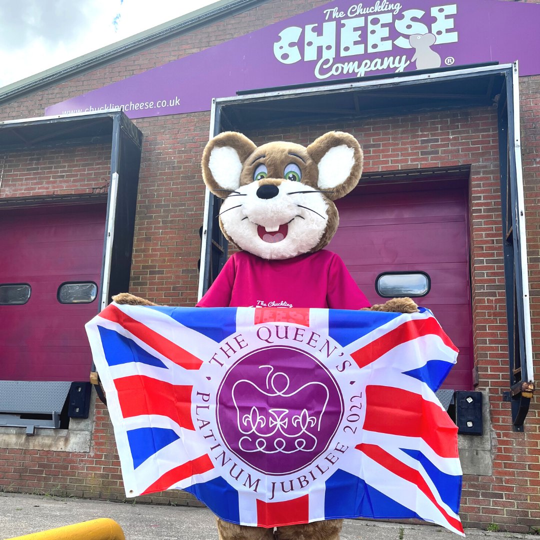 ChucklingCheese's tweet photo. Munchie is celebrating the Trooping of Colour! 🇬🇧
Did you know that the official ceremony is performed by more than 1,400 parading soldiers, 200 horses and 400 musicians! 😱
Will you be watching? 👑
#notjustcheese #chucklingcheese #TroopingOfColour #PlatinumJubilee https://t.co/zUZ2eXFc8J
