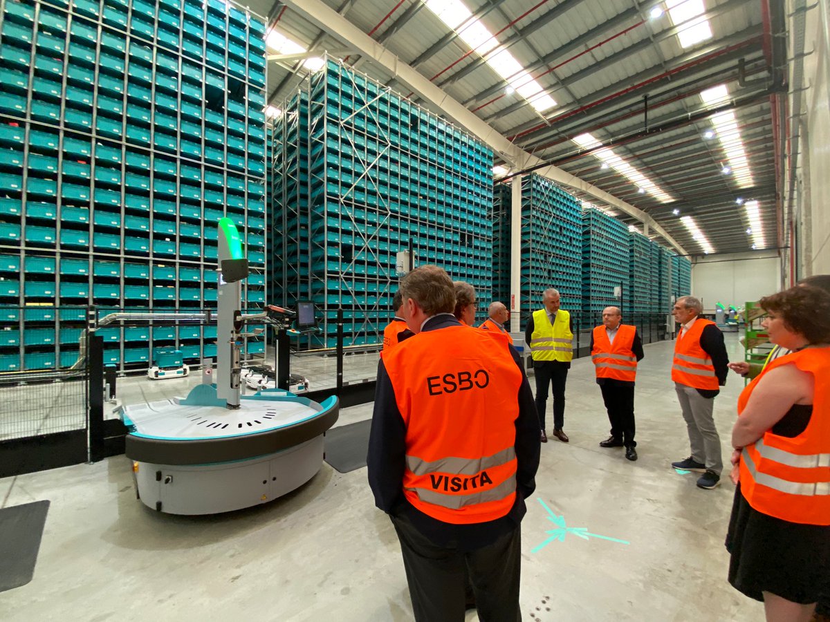 FomentTreball's tweet photo. #Foment visita la flota de #robots #Skypod de la companyia catalana @EsboLogistic a #Sallent, capaç d’automatitzar els processos d’emmagatzematge i distribució. La primera inversió amb operadors de #logística a #Europa que incorpora aquest sistema pioner en el seu procés poductiu https://t.co/41kOQ3IJHl