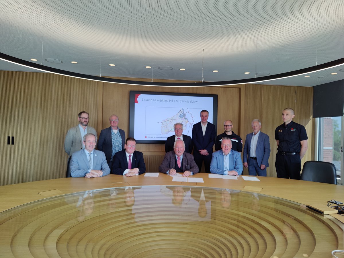 HVZWaasland's tweet photo. Het Waasland investeert in 3 extra PIT’s: ambulances met een verpleegkundige. Zo krijg je als burger sneller de juiste #dringende hulp.
Met onze partners @Interwaas, @Vitaz, @Siwha en @HVZWaasland streven we naar 2023 als startdatum. Samen werken we aan een #veiliger #Waasland. https://t.co/H1n4m9S7XH