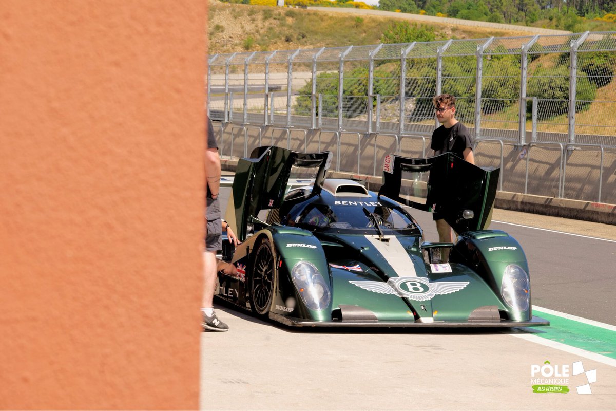 PoleMecanique's tweet photo. | LE MANS CLASSIC 2022 |
#Thursdayclassic cette jolie Bentley Speed 8 de 2001 suit un entrainement intensif avec @CMR_racing !🏋🏼♀️
Voiture ayant concouru aux 24 heures du Mans, son V8 reviendra en compétition du 30 juin au 3 juillet dans la catégorie endurance racing légende. 🏎 https://t.co/vbvnR2grYm