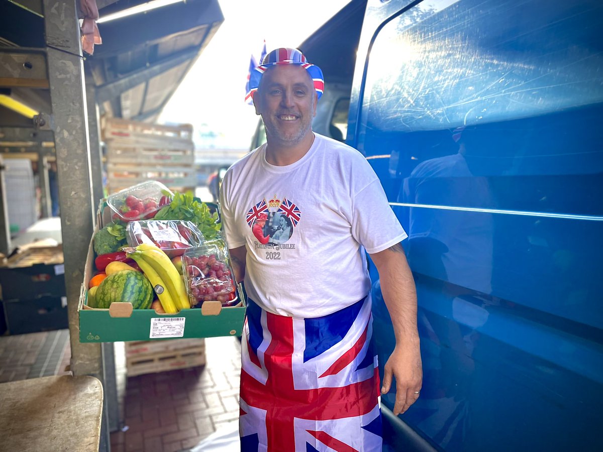 MarketOutdoor's tweet photo. 🇬🇧We’re jubilee ready this fine Thursday🇬🇧🇬🇧🇬🇧🇬🇧
We’ve got the royalist box for you all this week
👑Jersey royals royalist of potatoes 
👑royal gala apples of course 
👑queen of the vegetables broccoli 
👑royal red seedless grapes 
@damianjwarner @LeedsMarkets  
￼ https://t.co/dUAqp7o2jB
