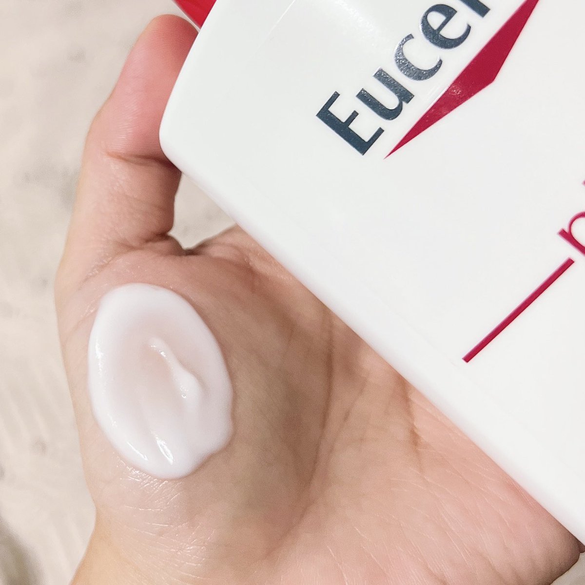 Phanbie's tweet photo. อยู่ห้องแอร์ทั้งวันผิวแห้งไปหมดละ
บอดี้เซรั่ม Eucerin Ph5 Hydro Serum ได้ใช้แล้วตอบโจทย์คนผิวแห้งมากอ่ะ
ผิวชุ่มชื้นอย่างนาน เนื้อบางเบาด้วย แตกตัวเป็นน้ำซึมไวสุด สามารถทาได้ทั้งกลางวันกลางคืนเลยนะ ไม่เหนอะผิวแต่อย่างใด
ไปตำที่วัตสันเลยค่ะพส #ดีบอกต่อ https://t.co/AgZodfhZAj