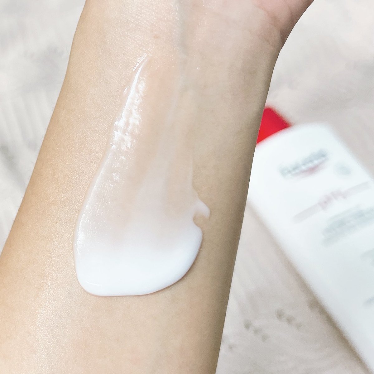 Phanbie's tweet photo. อยู่ห้องแอร์ทั้งวันผิวแห้งไปหมดละ
บอดี้เซรั่ม Eucerin Ph5 Hydro Serum ได้ใช้แล้วตอบโจทย์คนผิวแห้งมากอ่ะ
ผิวชุ่มชื้นอย่างนาน เนื้อบางเบาด้วย แตกตัวเป็นน้ำซึมไวสุด สามารถทาได้ทั้งกลางวันกลางคืนเลยนะ ไม่เหนอะผิวแต่อย่างใด
ไปตำที่วัตสันเลยค่ะพส #ดีบอกต่อ https://t.co/AgZodfhZAj
