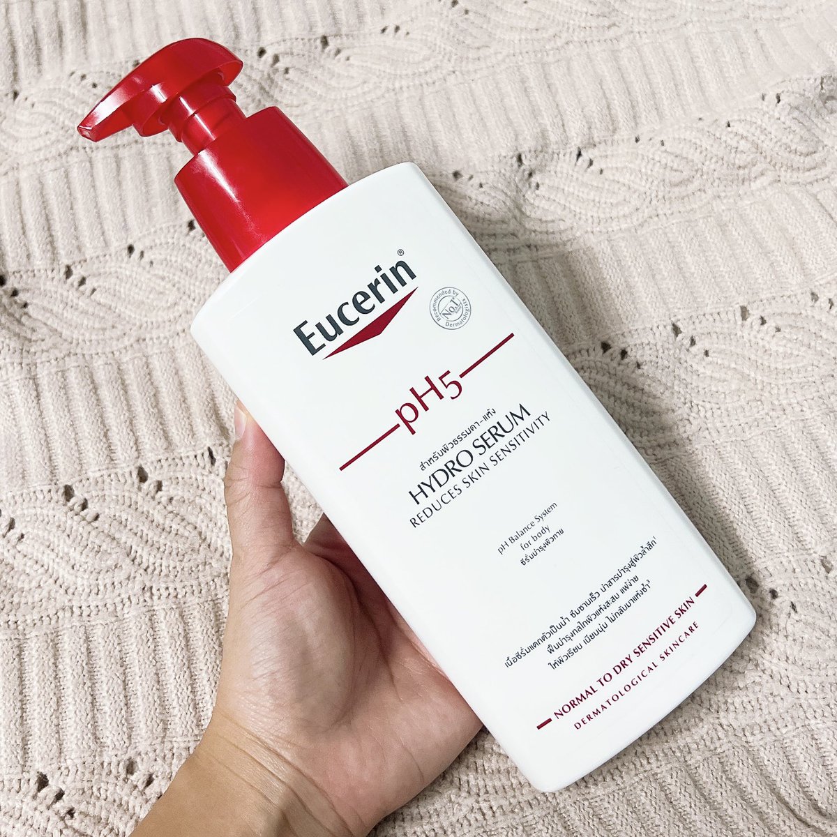 Phanbie's tweet photo. อยู่ห้องแอร์ทั้งวันผิวแห้งไปหมดละ
บอดี้เซรั่ม Eucerin Ph5 Hydro Serum ได้ใช้แล้วตอบโจทย์คนผิวแห้งมากอ่ะ
ผิวชุ่มชื้นอย่างนาน เนื้อบางเบาด้วย แตกตัวเป็นน้ำซึมไวสุด สามารถทาได้ทั้งกลางวันกลางคืนเลยนะ ไม่เหนอะผิวแต่อย่างใด
ไปตำที่วัตสันเลยค่ะพส #ดีบอกต่อ https://t.co/AgZodfhZAj