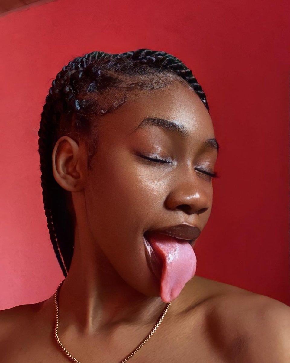 saadShots's tweet image. Everytime I see a girl doing this, my thoughts race to 'Head' . This tweet isn't about the normal head tho 😂