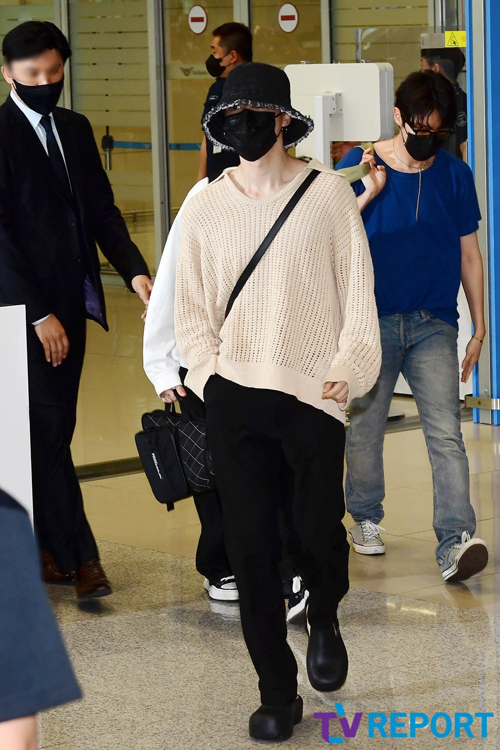 Clout News on X: Park Jimin photographed at the Incheon International  Airport today 📸❤️ #parkjimin #jimin #bts #bts_proof   / X