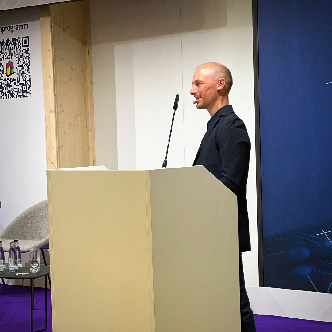 How companies create inspiring #workplacees for creative thinking in time of #digitalization was just impressively explained by Hans Schneider taking the example of the IGZ Campus project Falkenberg.
#digitalBAU #digitalconstruction