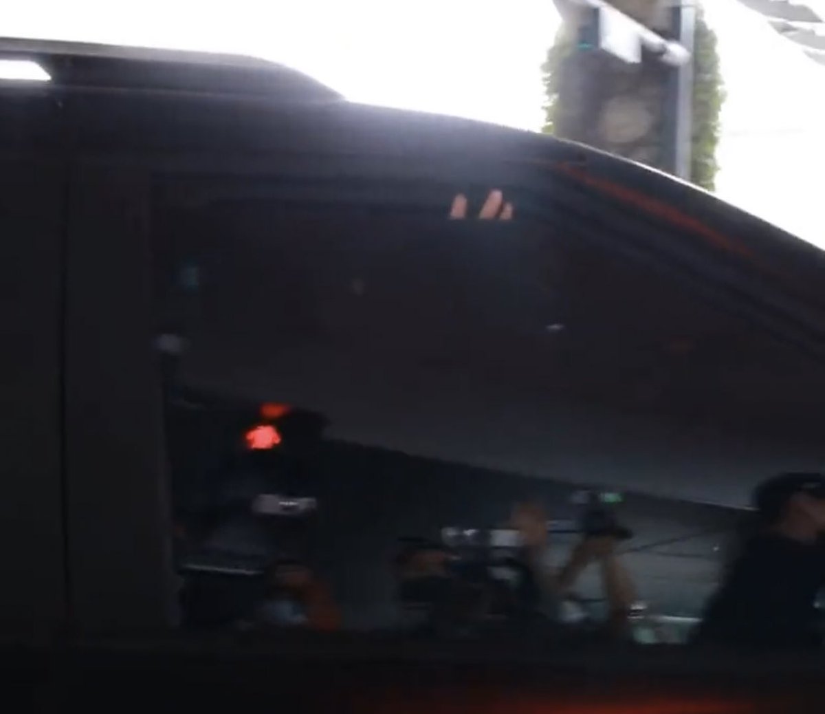 taekook waving in tiny