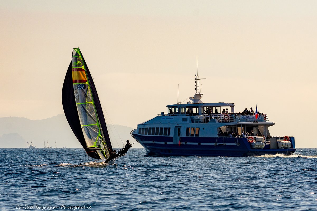 villedhyeres's tweet photo. 📸 Félicitations aux 10 gagnants du concours sur le thème de "L'ambiance de la #SOF", dont les superbes photos ont reçu le coup de coeur du jury !
👉Voici les photos du top 3. Les 10 photos sont diffusées sur l'écran géant de la Base Nautique.
#SOFHyeres2022 #SOF2022 #Hyeres https://t.co/B25g3tB4UP
