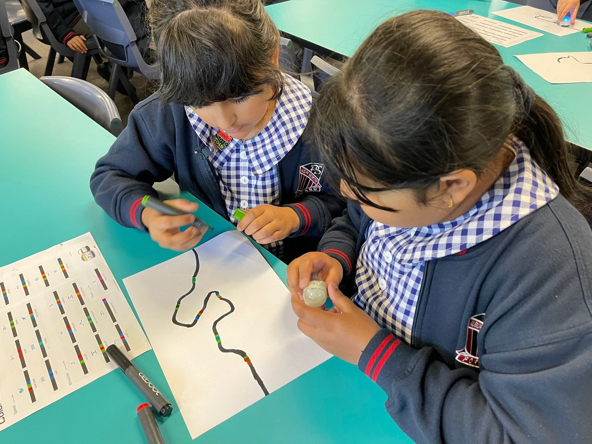 4C applying their critical thinking and communication skills when using <a href="/Ozobot/">Ozobot</a> to code <a href="/meiercr/">Carina Meier</a> #stm #code