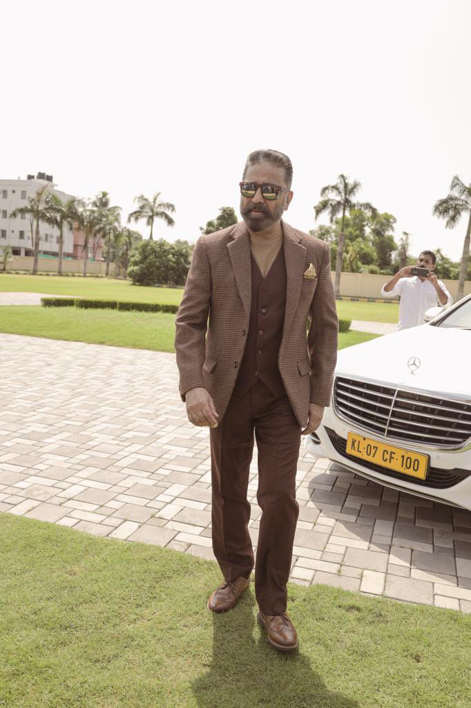 spiceofi's tweet photo. Full credit to @amritharam2 for making @ikamalhaasan look so damn cool n stylish during his  
#Vikram  promotions and at  #Cannes2022 .. Good job Amritha 👌👍🤩🙌 https://t.co/68YKORsDaS