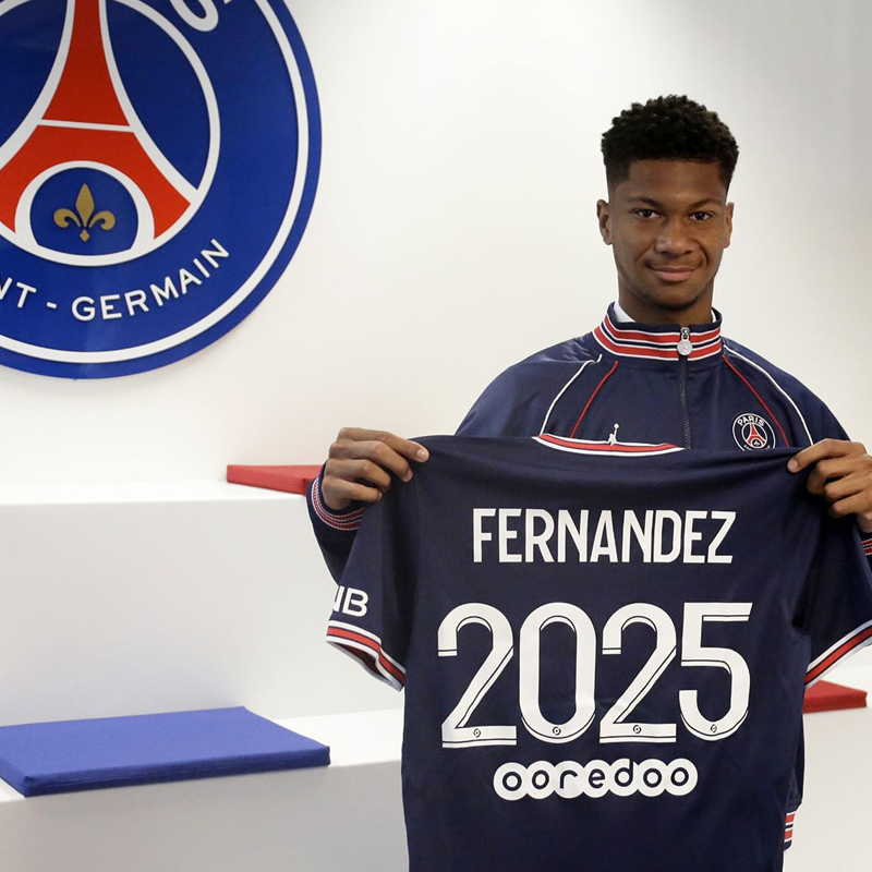 PSG_inside's tweet photo. Le Paris Saint-Germain est heureux d’annoncer la signature du premier contrat professionnel de Nehemiah Fernandez-Veliz. ✍️

Le défenseur est désormais lié au club de la capitale jusqu’au 30 juin 2025. ❤️💙