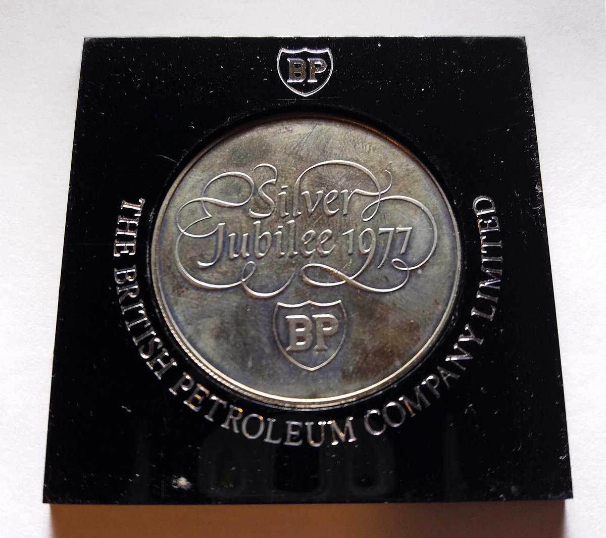 ShaleMuseum's tweet image. As Jubilee celebrations begin we take a look at this lovely commemorative medal from our collection, commissioned by BP to give to all its employees on the Queen’s Silver Jubilee in 1977 #JubileeWeekend #westlothian #shalemuseum