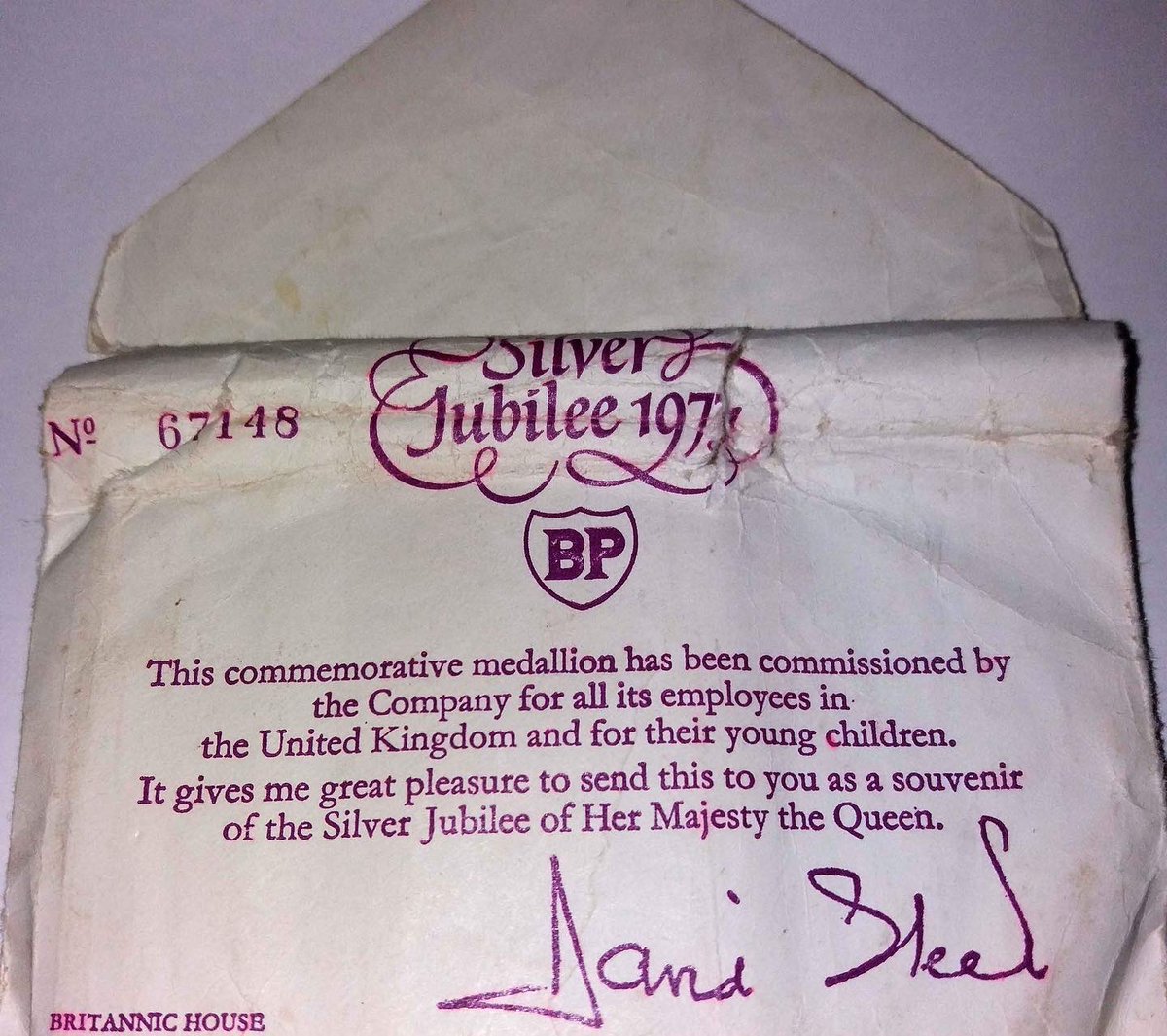 ShaleMuseum's tweet image. As Jubilee celebrations begin we take a look at this lovely commemorative medal from our collection, commissioned by BP to give to all its employees on the Queen’s Silver Jubilee in 1977 #JubileeWeekend #westlothian #shalemuseum