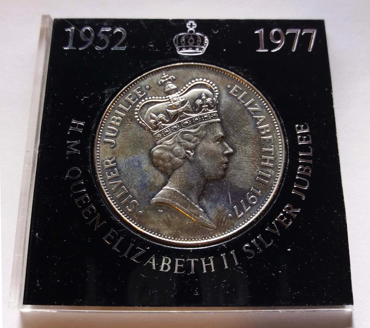 ShaleMuseum's tweet image. As Jubilee celebrations begin we take a look at this lovely commemorative medal from our collection, commissioned by BP to give to all its employees on the Queen’s Silver Jubilee in 1977 #JubileeWeekend #westlothian #shalemuseum