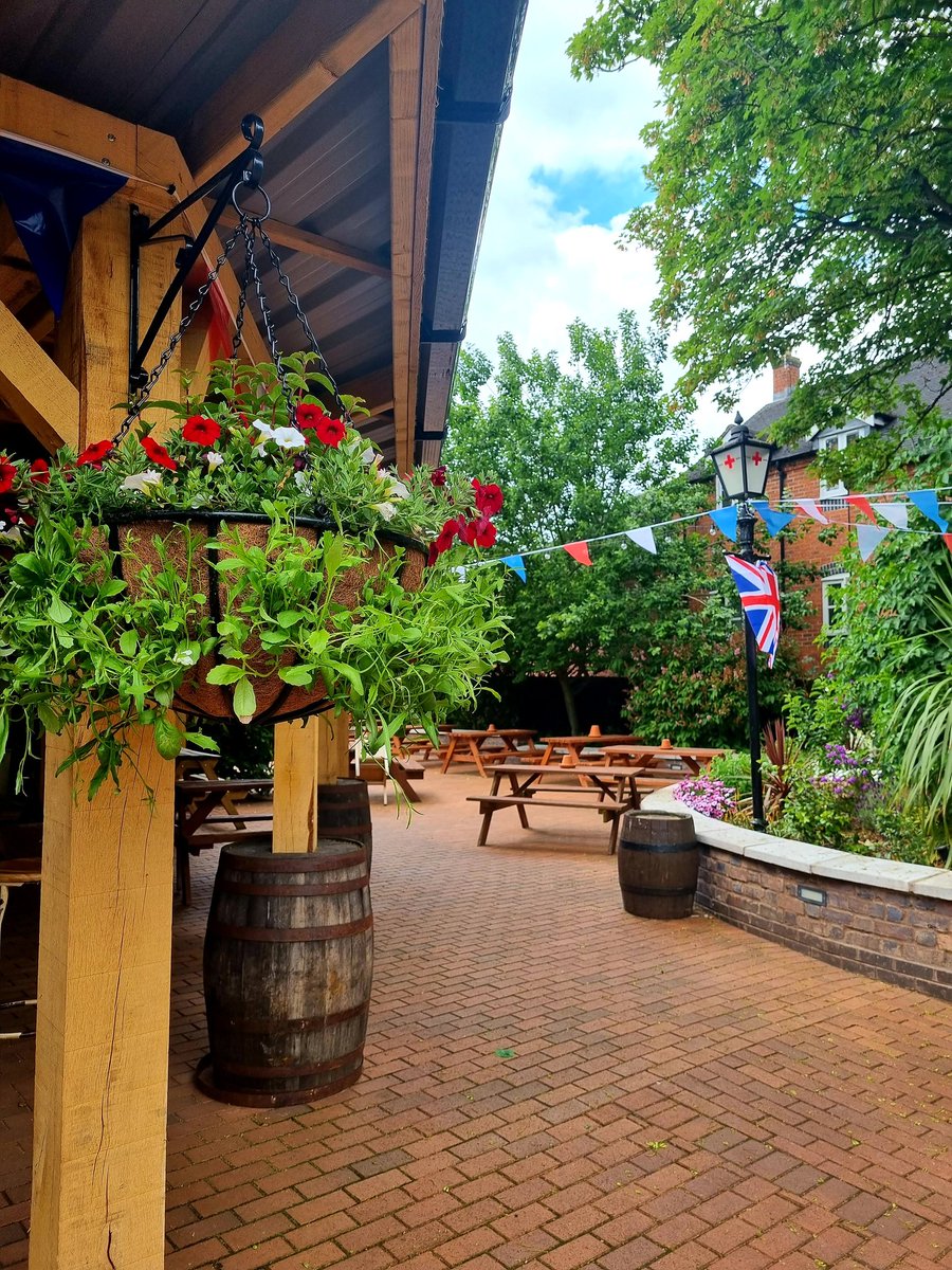 Jubilee ready! 🇬🇧❤
Jubilee Garden Party Friday 3rd from 12.30 - 8.40pm - LIVE music &amp; Food trader!