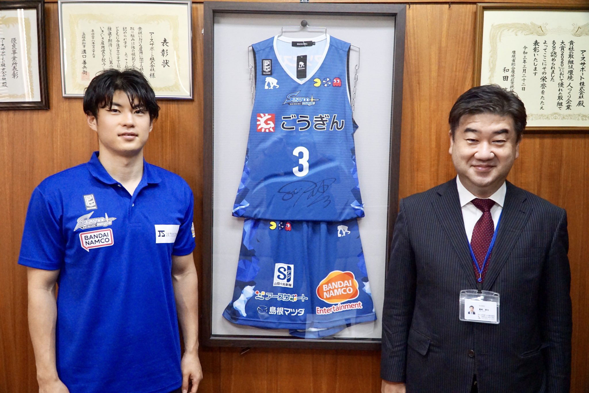 尾崎俊也 Go Go Magic シーズン終了のスポンサー挨拶に安藤キャプテンが来てくれました ありがとうございます 社内もすごく盛り上がり 集合写真も撮らせていただきました こうやって選手に来ていただけると スポンサーをさせていただき本当に
