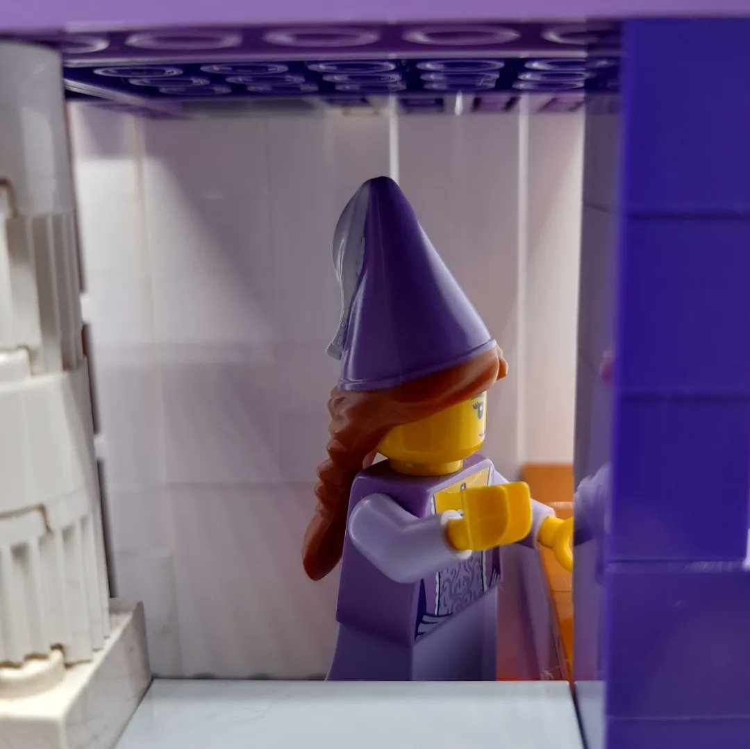 mog21's tweet photo. Sandro #Botticelli #Portrait of a #Lady known as #Smerelda #Bandinelli reinterpreted in @LEGO_Group after original @V_and_A features in the excellent Reframed Woman in the Window @DulwichGallery curated by @JenniferSliwka #sandrobotticelli #portraitofalady #womaninthewindow https://t.co/kmvmaVoCPX