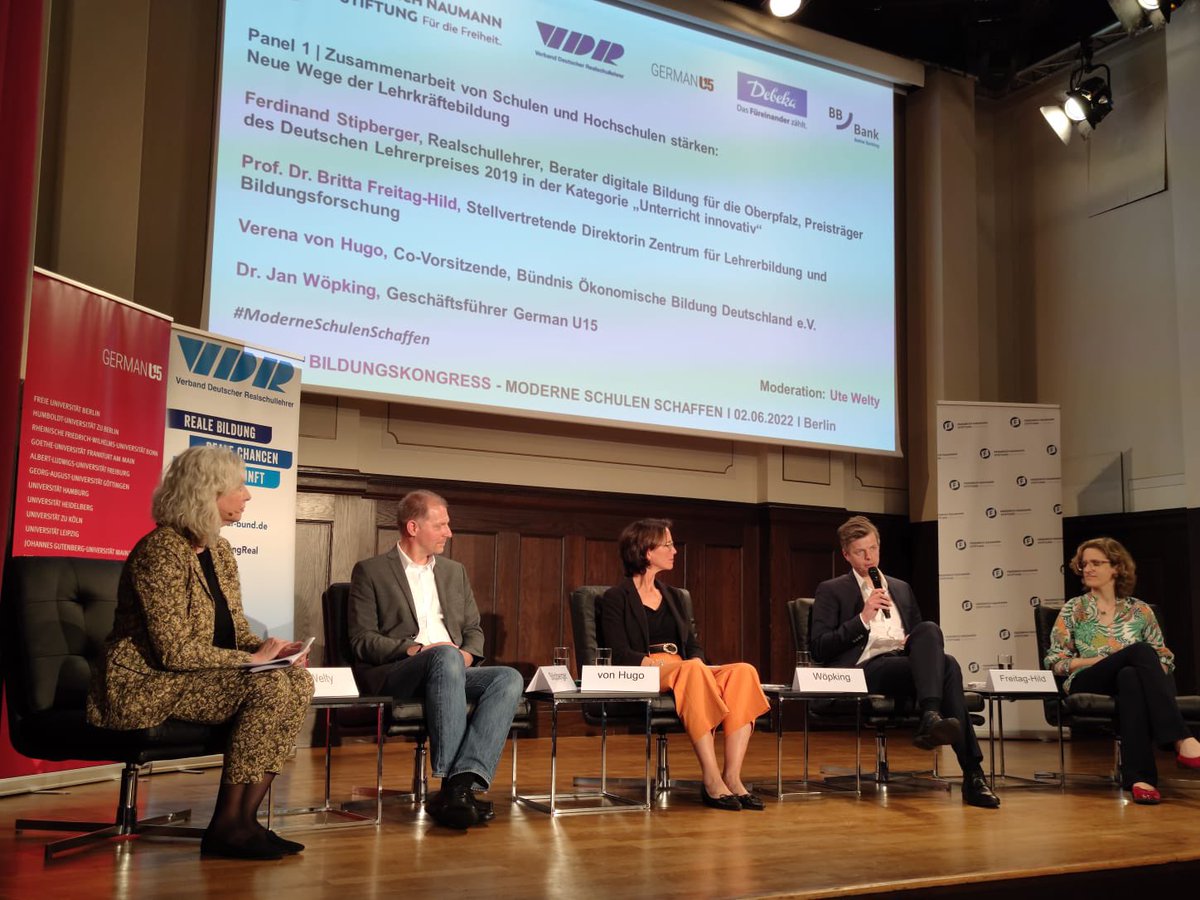 German_U15's tweet photo. Es geht weiter! Panel 1 „Zusammenarbeit von Schulen und Hochschulen stärken: Neue Wege der Lehrkräftebildung“ u.a. mit #GermanU15-Geschäftsführer @JWoepking | #ModerneSchulenSchaffen @VDR_BildungReal @FNFreiheit https://t.co/J0tCrr7tad