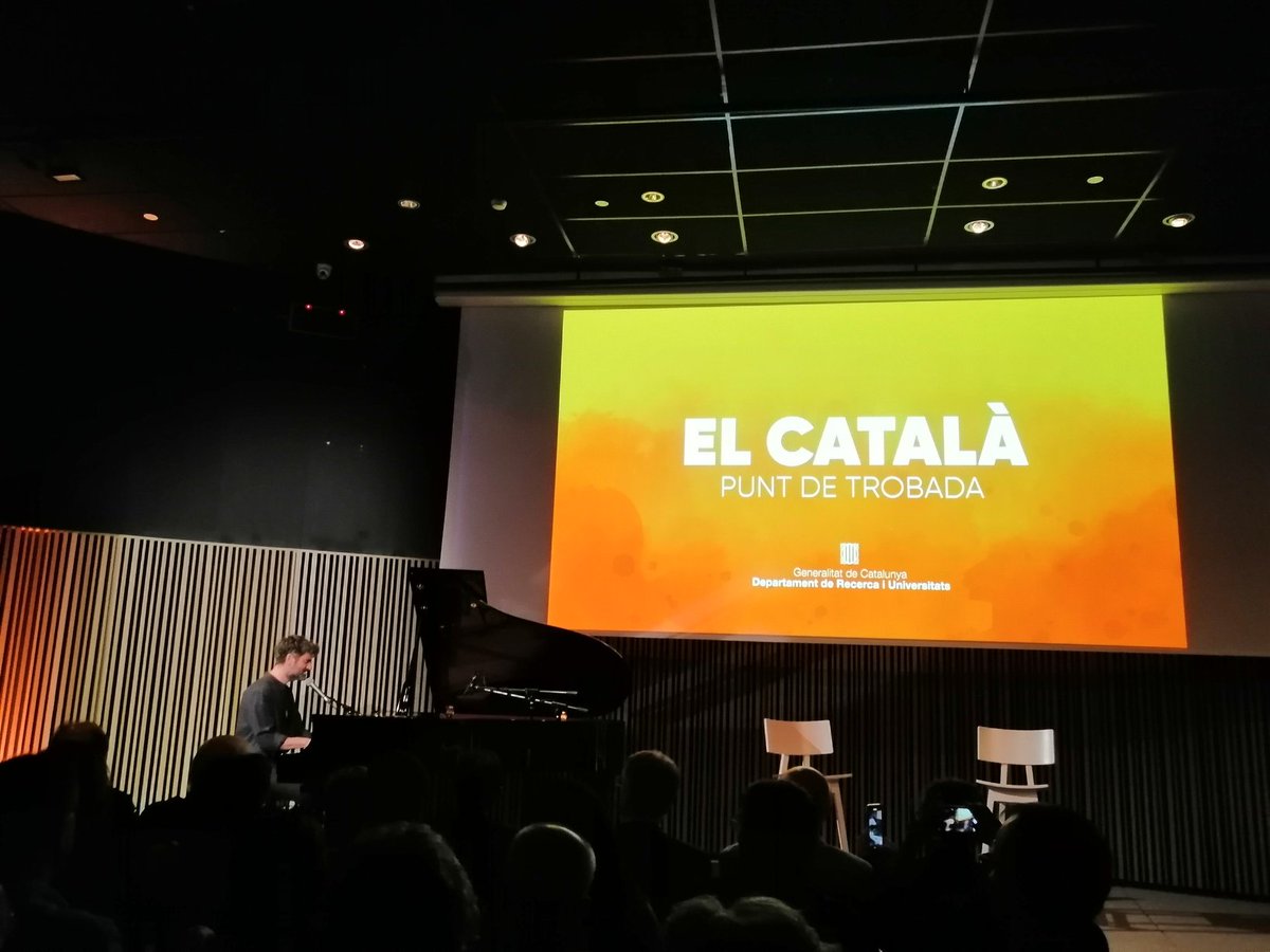 Comença la presentació del Pla d'enfortiment del català a <a href="/recercat/">compte no operatiu</a> i <a href="/universitatscat/">compte no operatiu</a> amb música en català amb <a href="/joandausa/">Joan Dausà</a>.
Cal treballar pel català a les universitats i recerca. Som-hi!#laforçaquetothomou