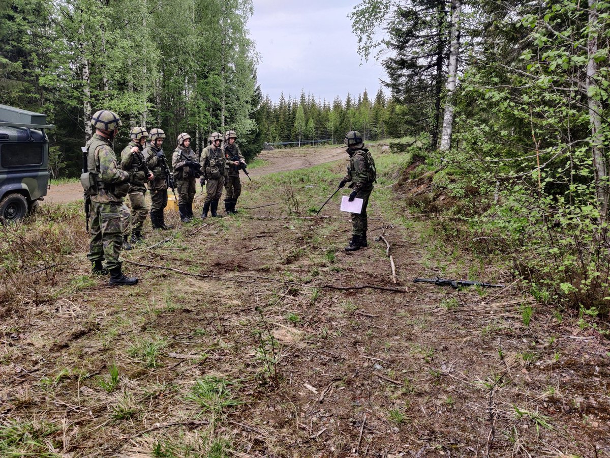 Tykistö taistelee tulella, toki myös jalkaväen tapaan. Maastolaatikon käyttö käskynannossa torjuntaosaston taisteluun liittyen on erittäin hyvä ratkaisu. #kirves22 #KAIPR #KAITR #valmiinatukemaan