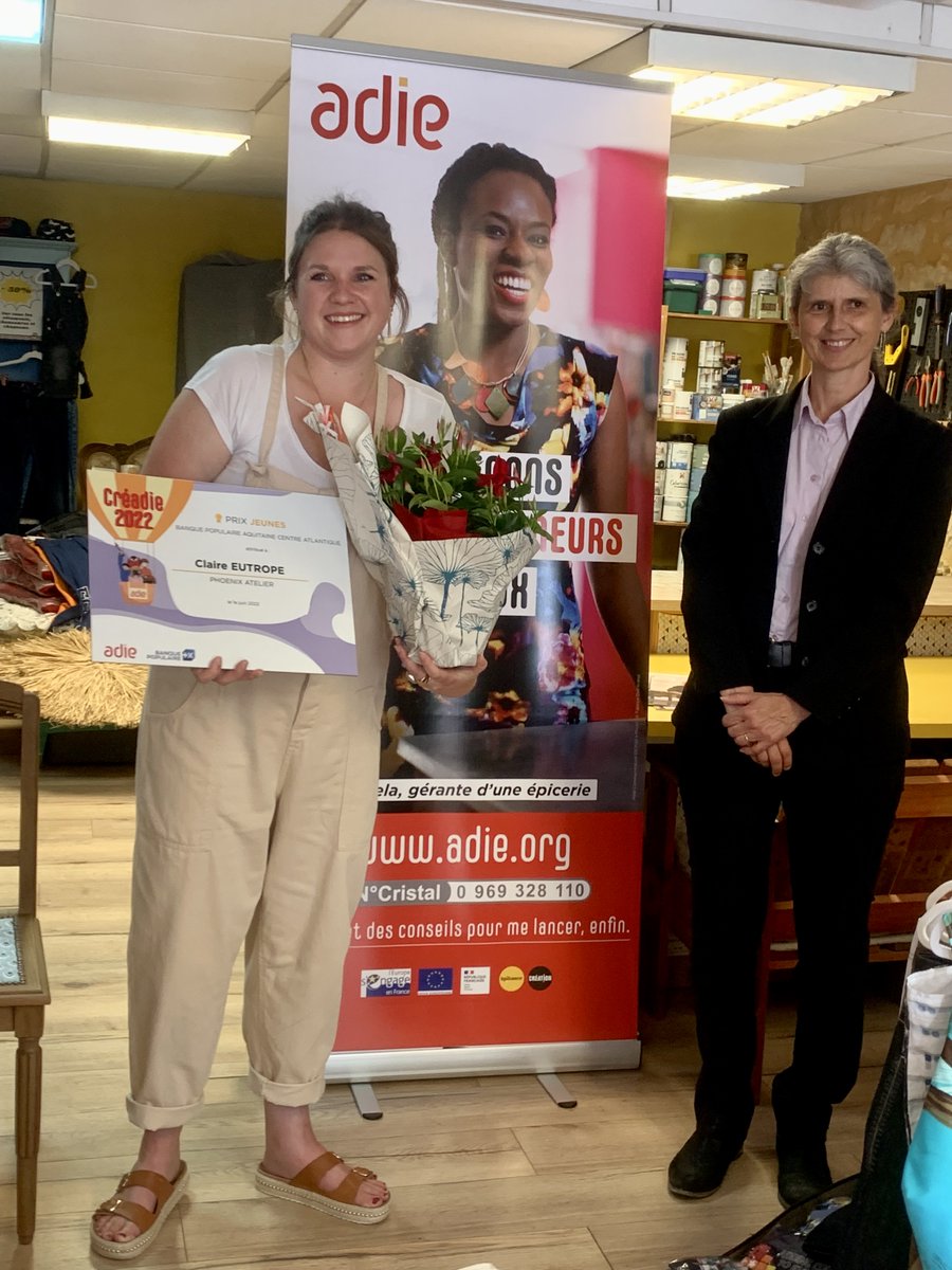 J'ai eu le grand plaisir de remettre le prix #Créadie #NouvelleAquitaine, le prix du #microcrédit, catégorie Jeunes à Claire Eutrope, #créatrice de l'atelier Phoenix, décoration d'intérieur à #Belvès 
Bravo pour son parcours et son dynamisme et merci à notre partenaire @BP_ACA