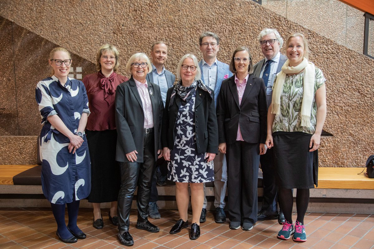 svefinfonden's tweet photo. Igår uppmärksammades fondens skogsforskningsprojekt #TandemForestValues, som hittils samlat 94 miljoner kronor till finsk-svensk skogsforskning. Bland seminarierdeltagarna @Hanaholmen märktes fondordföranden Chris Heister och tidigare ministrarna @JariLeppa & Sven-Erik Bucht. https://t.co/ocR2Zk9ASH