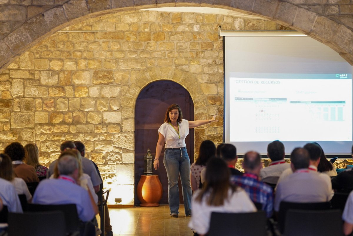 abasERP_Spain's tweet photo. [📣 #abasEVENT] ¡Seguimos con las ponencias de los consultores de ABAS Ibérica! 🎤

Beatriz Fernández presenta la gestión de proyectos con abas PM mientras que Jordi Soler introduce las novedades principales de abas ERP en la cadena de suministro a los clientes 

Let's go! https://t.co/mpZrvJWNaj