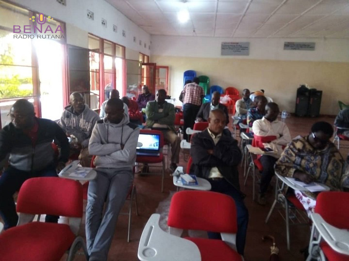 RadioBenaa's tweet photo. 🔴 #RUTANA :kuva Ubu Amashirahamwe yigenga akorera mu ntara ya #Rutana agiye kuza arerekana ibikorwa bateguye n'uburyo bizotwara. 1/3 #RadioBenaaRutana #Iterambere. https://t.co/RYaQp8am47