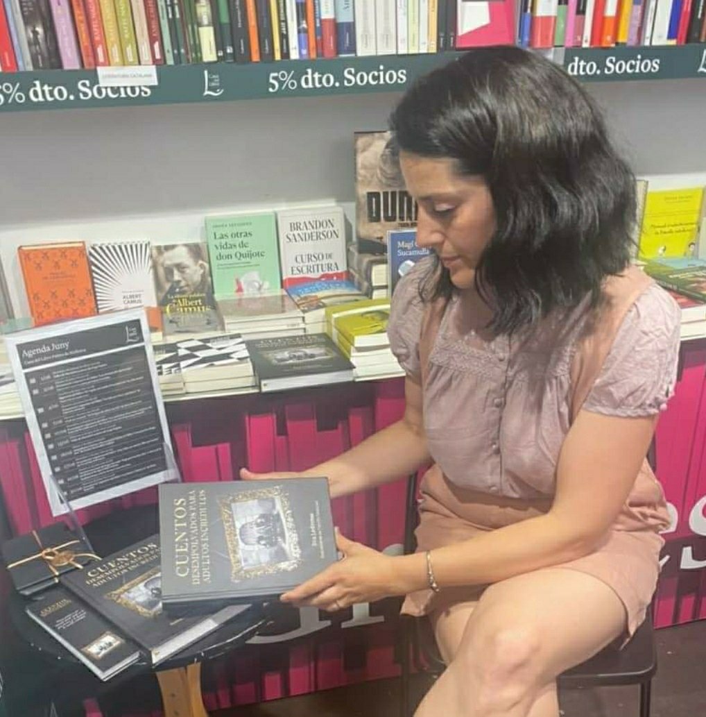 EscritoraEva's tweet photo. ¡Muchas gracias a todos los pasasteis por @casadellibro en la Feria del Libro de Palma!😍 Fue un placer estar en vuestra parada 😊
#cuentosdesempolvadosparaadultosincredulos #FeriaDelLibro https://t.co/ZmIdW7rLdj
