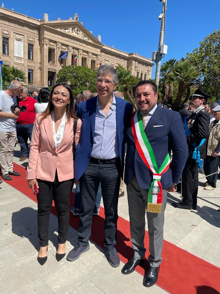 FrancescoDeDom5's tweet photo. Buona Festa della Repubblica all’Italia, a tutte e tutti.

#festadellarepubblica #messina #DeDomenicoSindaco #eleme2022 #xmessinatralagente https://t.co/r8e7BvX2c4