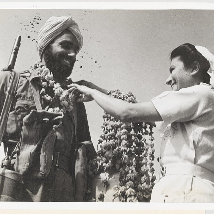 A Sikh soldier receives a garland of flowers from a Nurse in Italy during World War II. 

During the Second World war the Indian Army expanded to over two million troops, 300,000 of whom were Sikhs. 
#WorldWar2