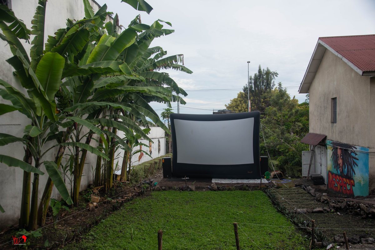 Yole_Africa's tweet photo. #Ishango2022: La montée de l'écran projecteur au jardin cinéma en plein air, montre que l'espace Bustani Tameri est prêt à accueillir les rencontres d'#ISHANGO pour ce vendredi 03 juin.
#Ecologie #storytelling #indigenousperspective #Décolonialité @Yole_Africa https://t.co/WbocmvMv6P
