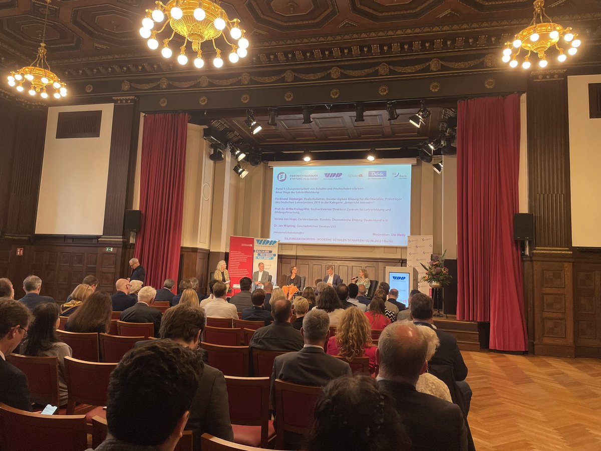 BayerischerBrlv's tweet photo. Weiter geht‘s: Panel 1 „Zusammenarbeit von Schulen und Hochschulen stärken: Neue Wege der Lehrkräftebildung“ mit Ferdinand Stipberger vom #brlv, @JWoepking, @VerenavonHugo &amp; Prof. Britta Freitag-Hild #ModerneSchulenSchaffen @VDR_BildungReal @FNFreiheit https://t.co/MfefSYmdB2