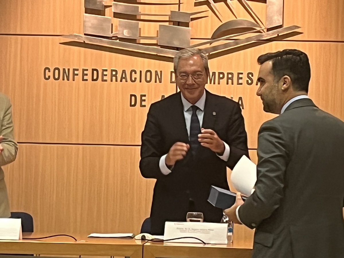 daniescacena's tweet photo. Enhorabuena a los galardonados en el proyecto “Reto Tecnológico” organizado por @consejoandaluz en colaboración con @EconomiaAnd gran iniciativa del Consejo Andaluz de Cámaras. Felicidades a @ningenia @CulturalFit_ de @unisevilla https://t.co/di4vuMQ5bn