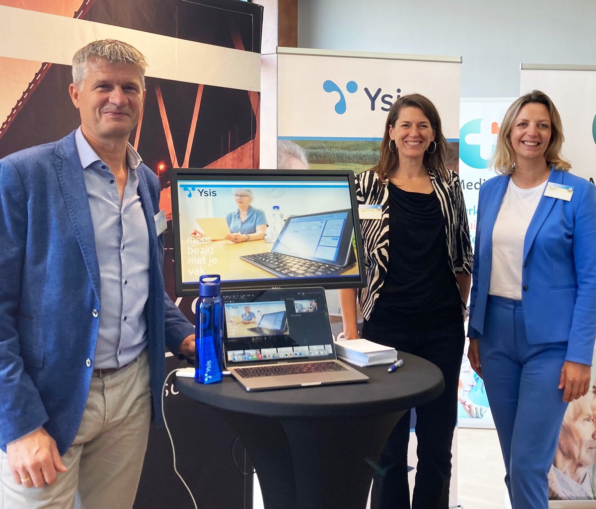 Vandaag zijn collega’s Floortje, Maria en Thomas op het #Verensojubileumcongres aanwezig. Bij de informatiemarkt vertellen Floortje en Maria je alles over #Ysis en onze ontwikkelingen. Ook aanwezig vandaag? We ontmoeten je graag bij onze stand.